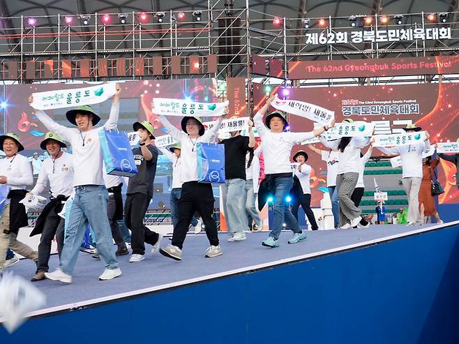 구미시에서 열린 ‘제2회 경북도민 체육대회’에 참가한 울릉군 선수단이 폐막식에 입장하고 있다.