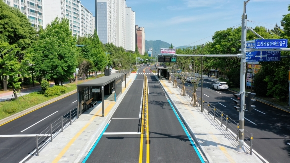 15일 임시개통하는 경남 창원시 원이대로 고급 간선급행버스체계(S BRT) 정류장과 도로 모습. 창원시 제공