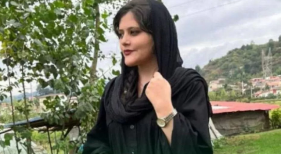 히잡 복장 규정을 어겼다는 이유로 도덕 경찰에게 구타당한 뒤 숨진 것으로 추정되는 이란 여성 아미니(사망 당시 22세)