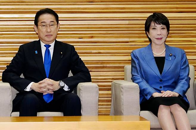 기시다 후미오 일본 총리(왼쪽)와 다카이치 사나에 경제안전보장담당장관(오른쪽). ⓒKyodo News