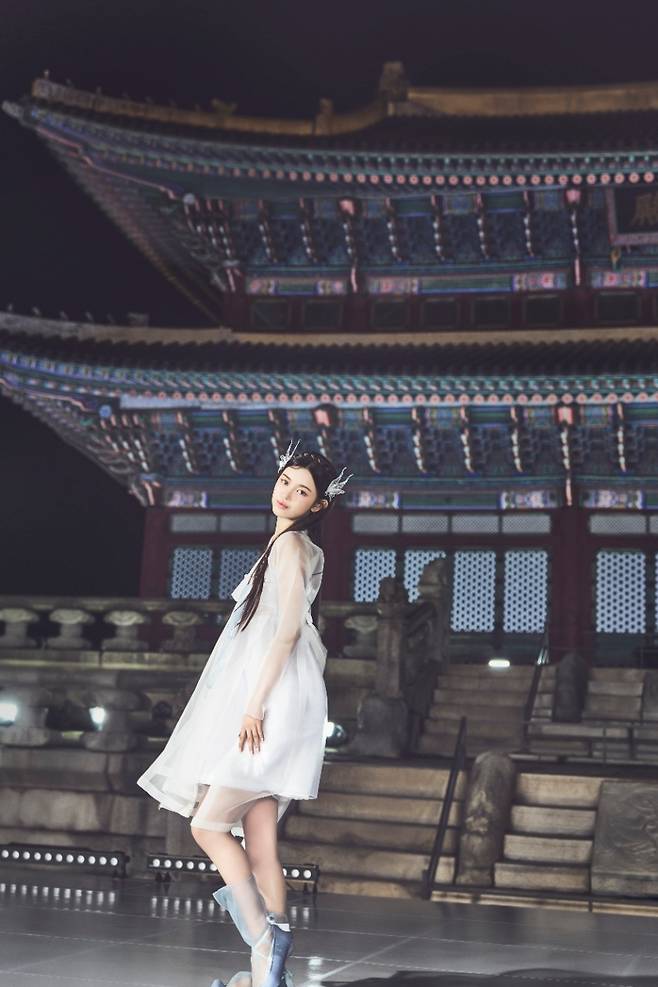 뉴진스 다니엘, 근정전 밝힌 '국보급 비주얼'