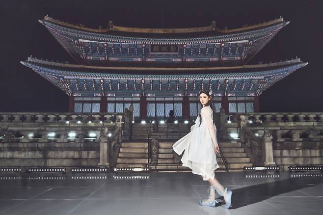 뉴진스 다니엘, 근정전 밝힌 '국보급 비주얼'