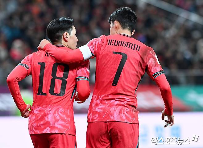 이강인이 자신의 커리어 첫 우승 트로피와 함께 찍은 사진을 본인의 소셜네트워크서비스(SNS)에 공개했다. 현재 PSG(파리 생제르맹)에서 뛰고 있는 이강인은 PSG가 이번 시즌 리그에서 조기 우승을 확정 지으면서 13일(한국시간) 열린 툴루즈와의 경기 후 우승 세리머니를 함께 했다. 이강인이 SNS에 올린 사진은 1시간 만에 10만개 이상의 좋아요를 받는 등 많은 관심을 끌었는데, 손흥민도 이강인의 사진에 좋아요를 누르면서 동참한 것으로 확인됐다. 사진 엑스포츠뉴스 DB