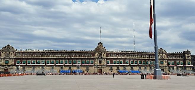 멕시코시티 소칼로 광장에서 바라본 멕시코 대통령궁 [촬영 이재림 특파원]