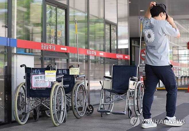 계속되는 의정갈등 5월 12일 오전 서울 한 대형병원 인근에 휠체어가 놓여 있다. [연합뉴스 자료사진]