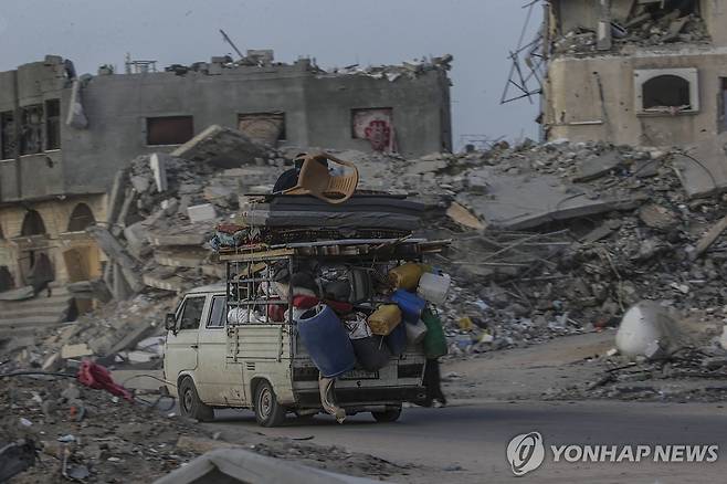 이스라엘군 공격 피해 라파 떠나 칸유니스로 온 가자 주민들 [EPA 연합뉴스자료사진. 재판매 및 DB 금지]