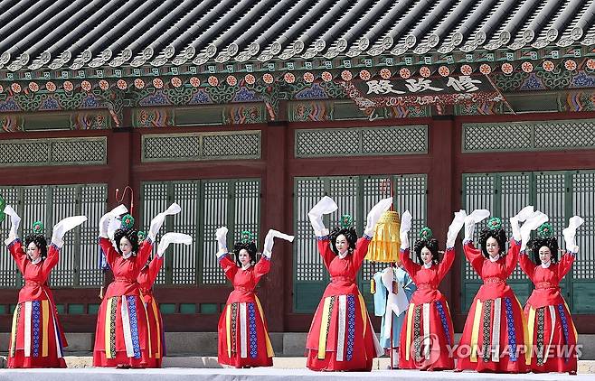 세종대왕 나신 날 기념 공연 (서울=연합뉴스) 이재희 기자 = 627돌 세종대왕 나신 날을 하루 앞둔 14일 오후 서울 경복궁 수정전 앞에서 열린 '세종 이도 탄신 하례연'에서 무용수들이 공연하고 있다. 2024.5.14 scape@yna.co.kr