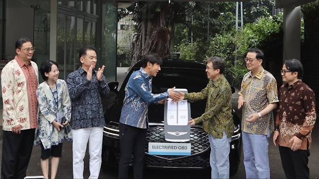 현대차 G80을 전달받는 신태용(왼쪽에서 4번째) 감독 [현대자동차 인도네시아판매법인 제공·연합뉴스 자료사진. 재판매 및 DB 금지]