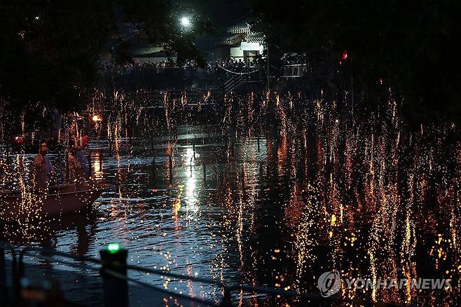 'K-불꽃쇼' 함안 낙화놀이 공개행사 (함안=연합뉴스) 정종호 기자 = 부처님오신날을 하루 앞둔 14일 오후 경남 함안군 무진정에서 제31회 함안 낙화놀이 공개행사가 진행되고 있다. 2024.5.14 jjh23@yna.co.kr