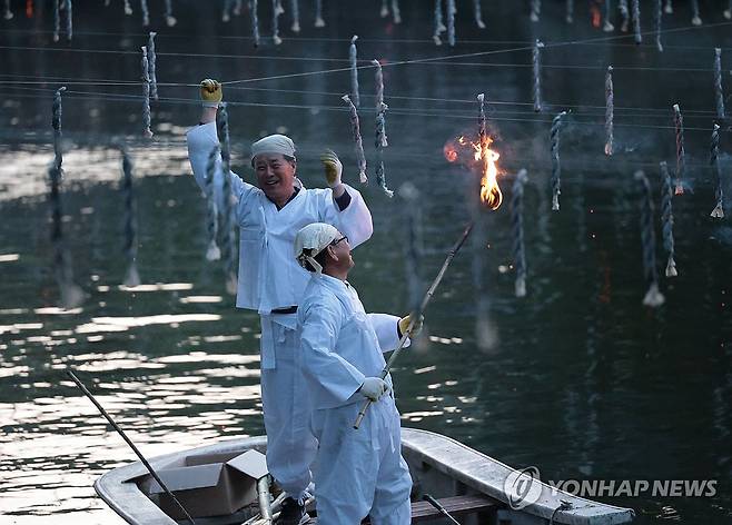 "2024 함안 낙화놀이 시작합니다" (함안=연합뉴스) 정종호 기자 = 부처님오신날을 하루 앞둔 14일 오후 경남 함안군 무진정에서 제31회 함안 낙화놀이 공개행사가 진행되고 있다. 2024.5.14 jjh23@yna.co.kr