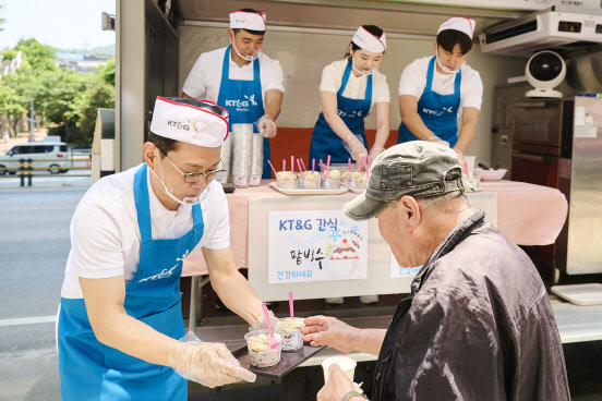 방경만 KT&G 사장이 지난 14일 서울역 인근 시립 무료급식소 ‘따스한채움터’에서 진행한 ‘사랑의 급식 나눔’ 봉사활동에서 간식으로 준비한 팥빙수를 전달하고 있다.(사진=KT&G)