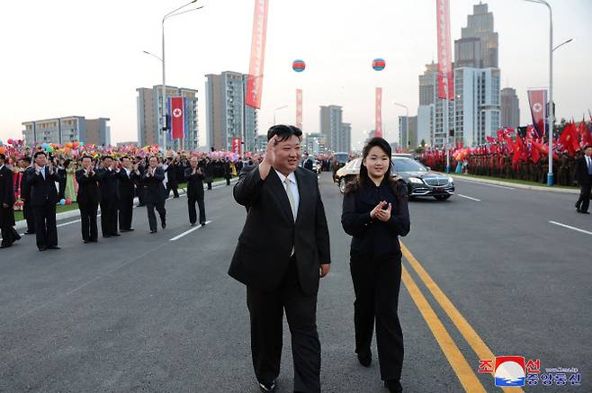김정은 북한 국무위원장과 딸 주애가 지난 14일 ‘전위거리’ 준공식에 참석하고 있다. (사진=연합뉴스)