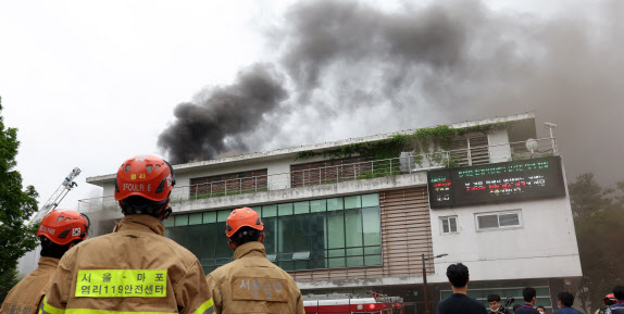 15일 서울 동대문구 용두동 환경자원센터에서 화재가 발생해 연기가 치솟고 있다.(사진=뉴스1)