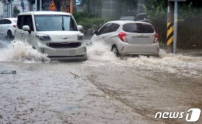 지난해 8월 강원 강릉 폭우 당시 모습.(뉴스1 DB)ⓒ News1 윤왕근 기자