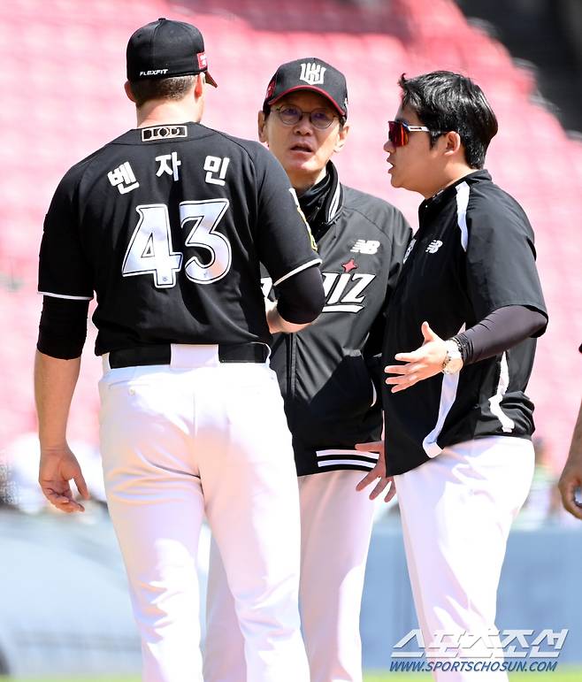 12일 잠실야구장에서 열린 KT와 두산의 더블헤더 1차전, 2회말 투구를 하던 KT 벤자민이 손가락 통증을 호소하며 마운드를 내려갔다. 벤자민과 이야기를 하는 이강철 감독의 모습. 잠실=허상욱 기자wook@sportschosun.com/2024.05.12/