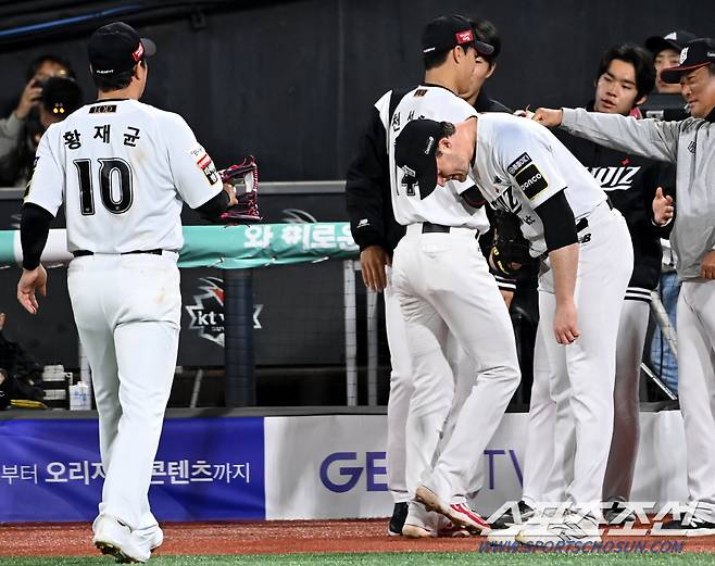 24일 수원KT위즈파크에서 열린 한화와 KT의 경기, 7회초 KT 벤자민이 한화 채은성의 직선타구를 몸을 날려 잡아낸 3루수 황재균의 수비에 고마움을 전하고 있다. 수원=허상욱 기자wook@sportschosun.com/2024.04.24/