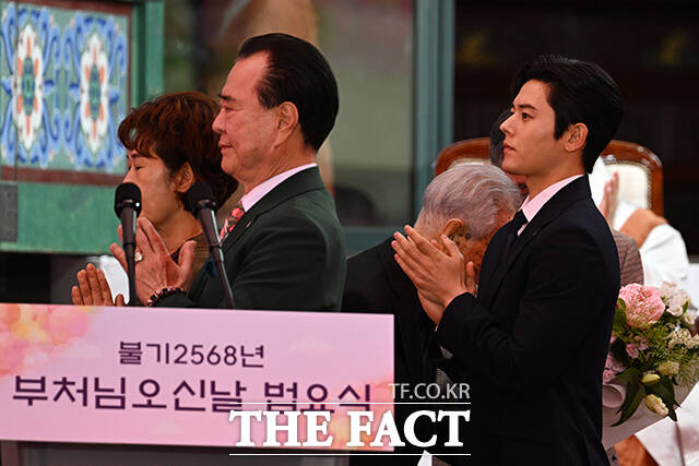 수상을 앞두고 박수치고 있는 가수 겸 배우 김동준(오른쪽).