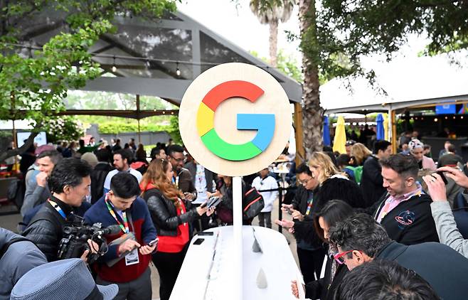 14일 미국 캘리포니아 마운틴뷰에서 열린 '구글 I/O'에 참석자들이 운집한 모습./AFP 연합뉴스