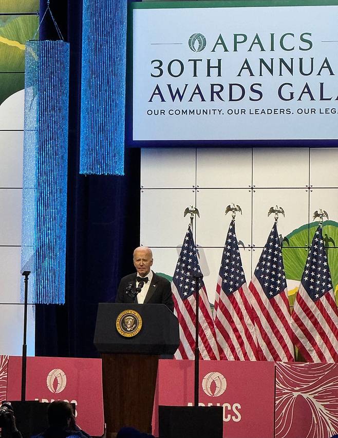 조 바이든 미국 대통령이 14일 워싱턴DC 월터 E. 워싱턴 센터에서 열린 아태의회연구재단(APAICS) 30주년 만찬에서 연설을 하고 있다. /워싱턴=김은중 특파원