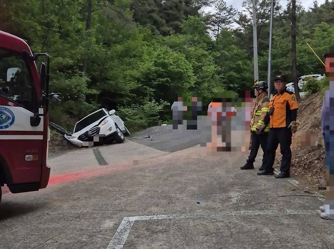 15일 경북 구미경찰서 등에 따르면 이날 오후 4시 16분께 경북 구미시 한 사찰 인근 도로에서 차량이 보행자들을 들이받아 60대 남성 2명이 사망했다./경북소방본부