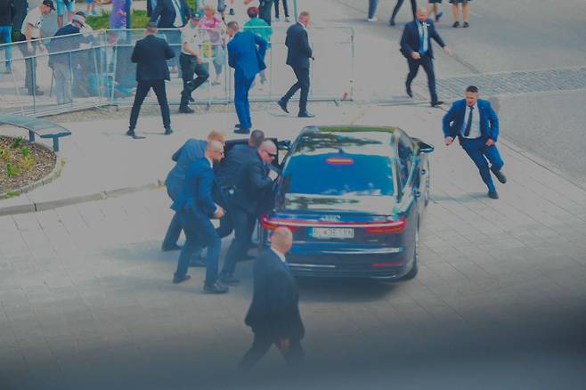 5월 15일 슬로바키아 핸들로바에서  로베르트 피초 슬로바키아 총리가 괴한의 총격을 받아 부상을 입었다. 총격 직후 경호원들이 총리를  차량 안으로 대피시키고 있다./로이터 뉴스1