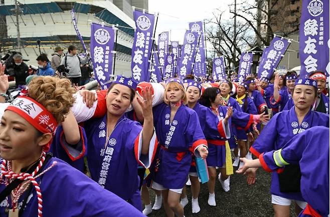 지난 2월 22일 일본 고노미야 신사에서 열린 하다카 마쓰리에서 전통 축제 의상을 입은 여성들이 대나무 제물을 운반하고 있다. 여성이 하다카 마쓰리에 참여한 것은 올해가 처음이다. / 로이터