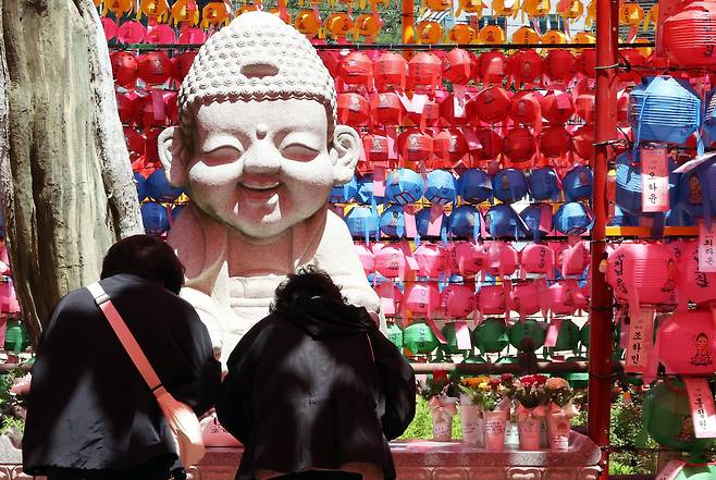 부처님 오신 날을 이틀 앞둔 13일 서울 종로구 조계사에서 불자들이 기도를 하고 있다. / 뉴스1