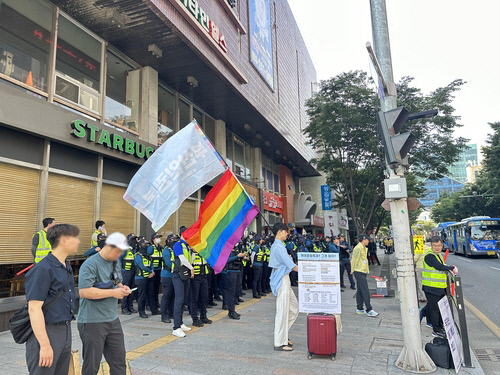 지난해 6월 17일 개최된 대구퀴어문화축제 모습. 경찰과 행정공무원이 배치돼 현장을 지켜보고 있다. 연합뉴스.