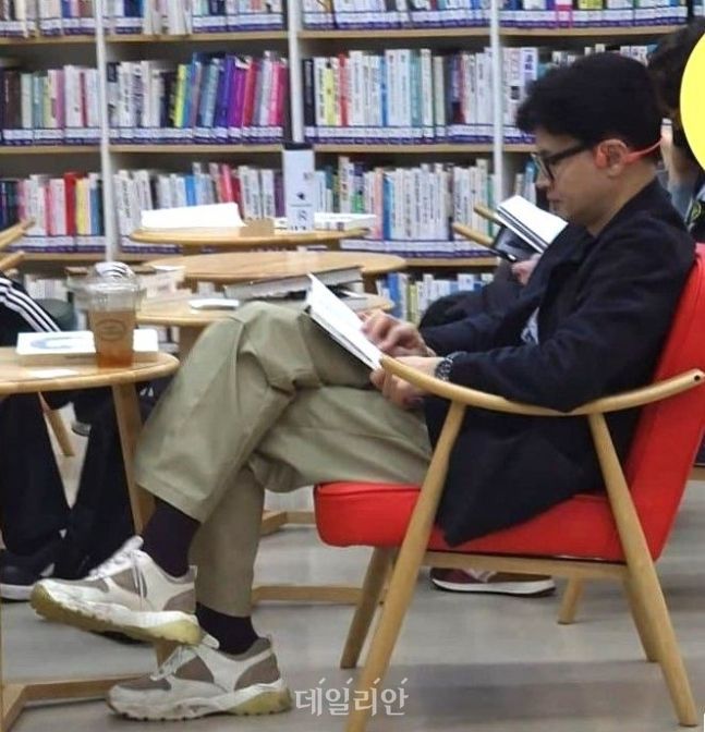 지난 4·10 총선 참패에 책임을 지고 국민의힘 비상대책위원장직을 사퇴한 한동훈 전 위원장을 서울의 한 도서관에서 봤다는 목격담이 잇달아 나오면서 화제가 되고 있다.ⓒ SNS