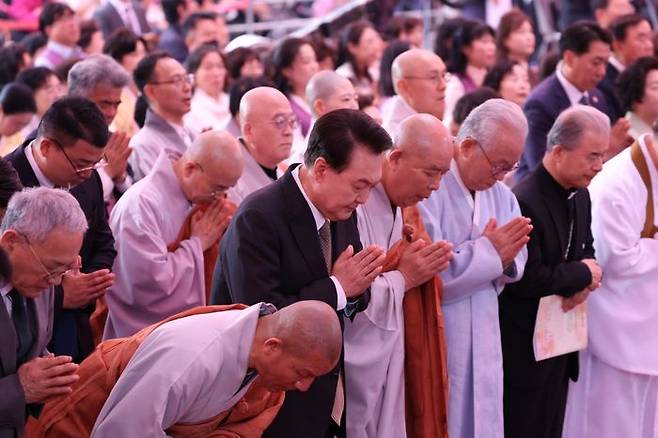 윤석열 대통령이 15일 서울 종로구 조계사에서 열린 불기 2568년 부처님오신날 봉축법요식에서 합장하고 있다. ⓒ대통령실통신사진기자단