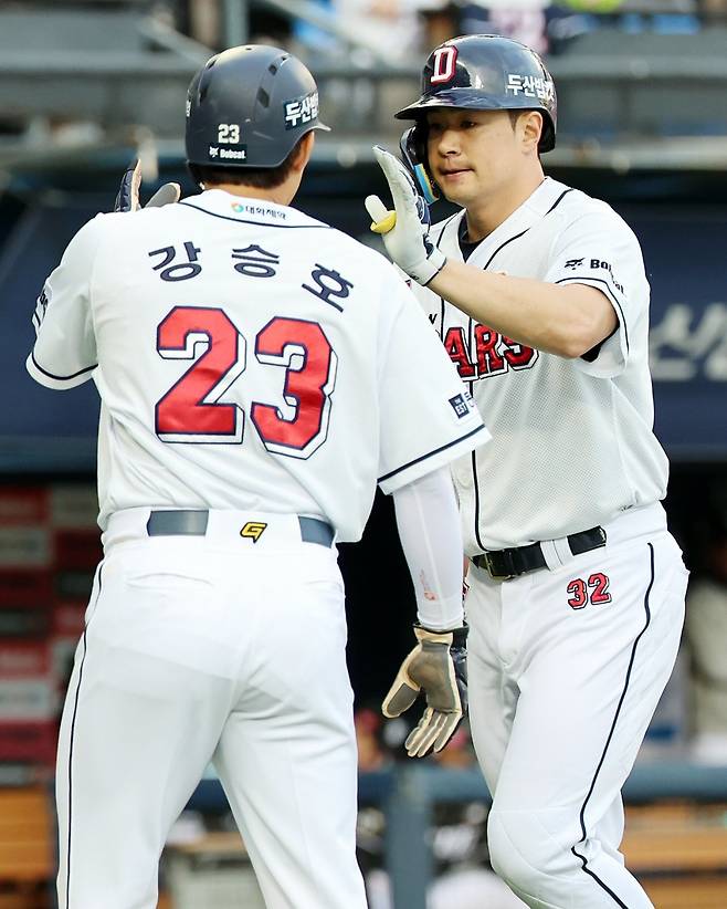 14일 광주 방문경기에서 나란히 10, 9호 홈런을 신고한 강승호(왼쪽)와 김재환. 뉴스1