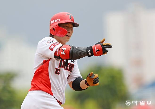 KIA 나성범이 15일 두산과의 광주 안방 경기에서 3회 2점 역전포를 날린 뒤 세리머니를 펼치며 베이스를 돌고 있다.  KIA 제공