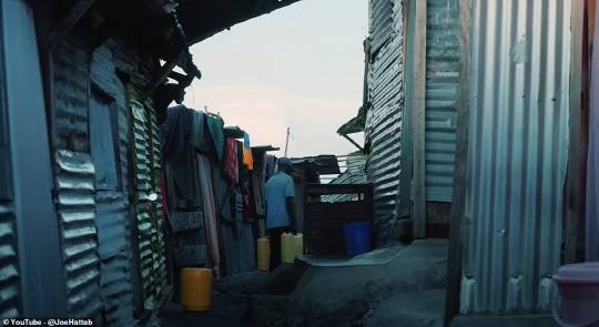 내륙에서 멀리 떨어져 있는 미깅고(Migingo) 섬은 낚시하기에 점점 더 인기가 높아지고 있다. 그 덕분에 지난 2009년 약 130명이던 인구가 현재 1000명 이상으로 불어났다. [Joe Hattab 유튜브 캡처]