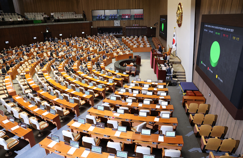 지난 2일 서울 여의도 국회에서 열린 본회의에서 '해병대 채상병 사망사건 수사외압 의혹 특별검사법'이 야당 단독으로 통과되고 있다.