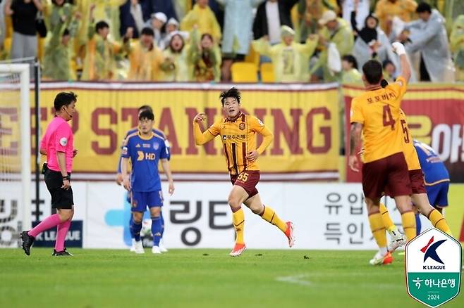 광주FC의 박태준(가운데)이 15일 광주 축구전용경기장에서 열린 K리그1 2024 8라운드 울산 HD와 순연 경기에서 선제골을 넣은 뒤 세리머니를 하고 있다. 한국프로축구연맹 제공