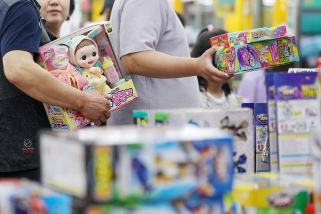 어린이날을 맞은 5일 서울 종로구 창신동 문구·완구시장의 한 완구매장에서 시민들이 자녀에게 선물할 장난감을 들고 계산대 앞에 줄을 서 차례를 기다리고 있다. 뉴스1
