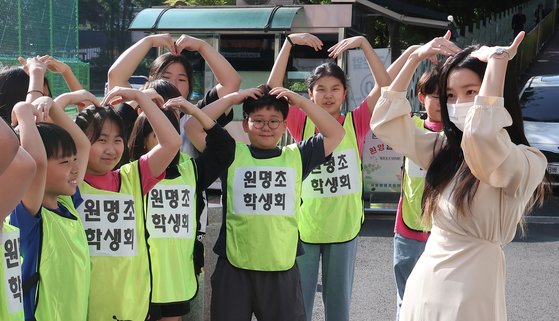 스승의 날을 하루 앞둔 14일 서울 서초구 원명초등학교에서 학생들이 선생님을 향해 하트를 그리고 있다. 사진은 기사 내용과 관련 없음. 뉴스1