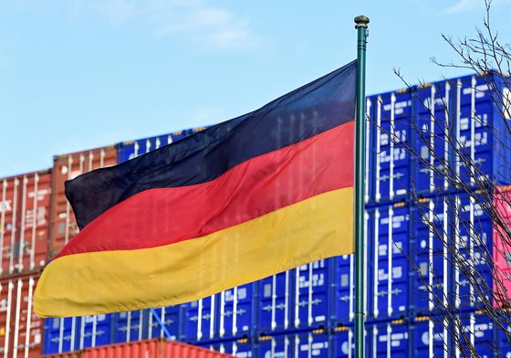 지난 2022년 2월 독일 함부르크 항구에 독일 국기가 걸려 있다. 로이터=연합뉴스
