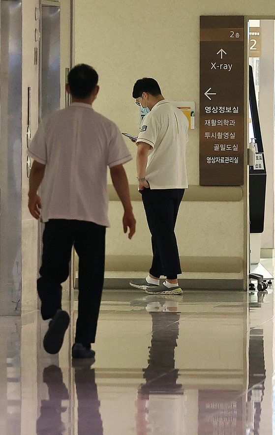15일 오후 서울 시내의 대형병원에서 의료진들이 이동하고 있다. 뉴스1