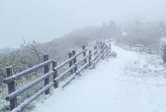 15일 오후 강원 설악산국립공원 중청대피소에 눈이 쌓여 있다. 설악산국립공원사무소 제공