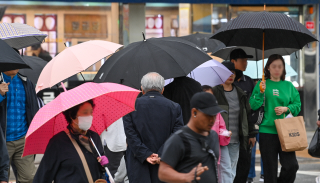 ▲ 강원 도내 대부분 지역에 비가 내린 지난 6일 춘천 중앙시장 거리에서 시민들이 우산을 쓰고 이동하고 있다. [강원도민일보 자료사진]