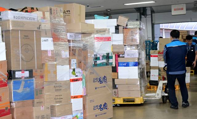 ▲ 지난해 9월 19일 오전 춘천우체국에서 직원들이 택배 분류 및 상차작업을 하고 있다. [강원도민일보 자료사진]