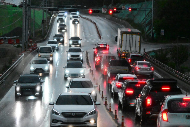 ▲ 오후들어 비가 내린 15일 춘천 동내면 거두리 자동차 전용도로에서 차량들이 전조등을 켜고 운행하고 있다. 김정호