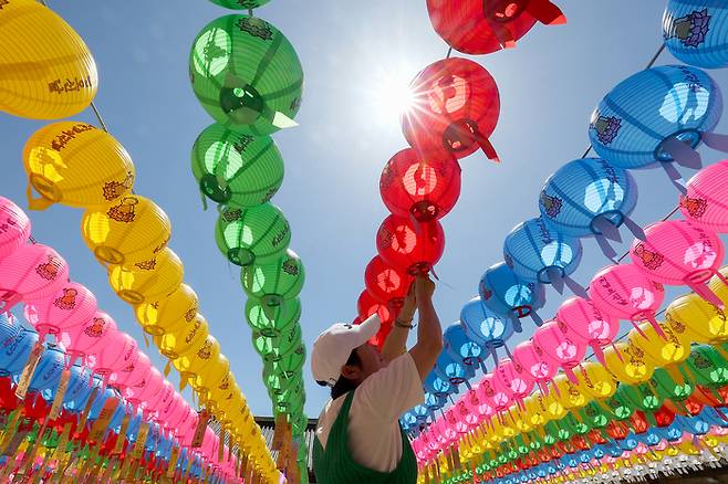 부처님 오신 날인 15일 대구 동구 도학동 동화사에서 한 불자가 연등을 달고 있다. 연합뉴스