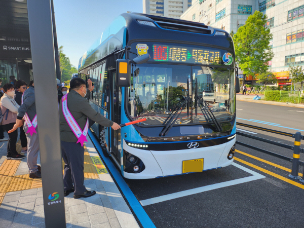 ‘창원 원이대로 S-BRT’ 개통 첫날인 15일 오전 경남 창원시 성산구 상남동 대동백화점 인근 정류장에 버스가 들어오고 있다. 김용구 기자