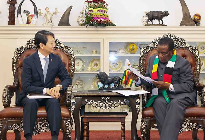 Trade, Industry and Energy Minister Ahn Duk-geun delivers a letter from South Korean President Yoon Suk Yeol to Zimbabwe President Emmerson Mnangagwa during his visit to Zimbabwe in May 2023. (Ministry of Trade, Industry and Energy)