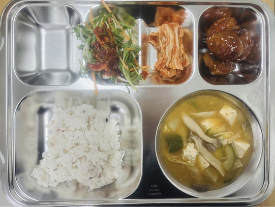 A photo of a school lunch tray was uploaded to Seocho District Office’s website from the parent of a middle school student complaining about the poor quality of school lunches. [SEOCHO CITY OFFICE]