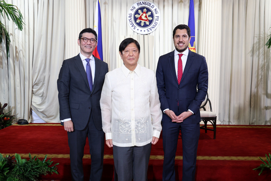 President of the Republic of the Philippines Ferdinand Marcos Jr., center, attended the event held by HD KSOE with CEO Kim Sung-joon, left, and Alexander Benard, senior managing director of Cerberus. [HD KOREA SHIPBUILDING & OFFSHORE ENGINEERING]