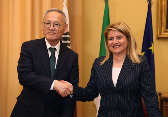 Culture Minister Yu In-chon, left, shakes hands with Maria Tripodi, undersecretary of state to the Ministry of Foreign Affairs and international cooperation, after signing a memorandum of understanding in Rome on May 3. [MINISTRY OF CULTURE, SPORTS AND TOURISM]