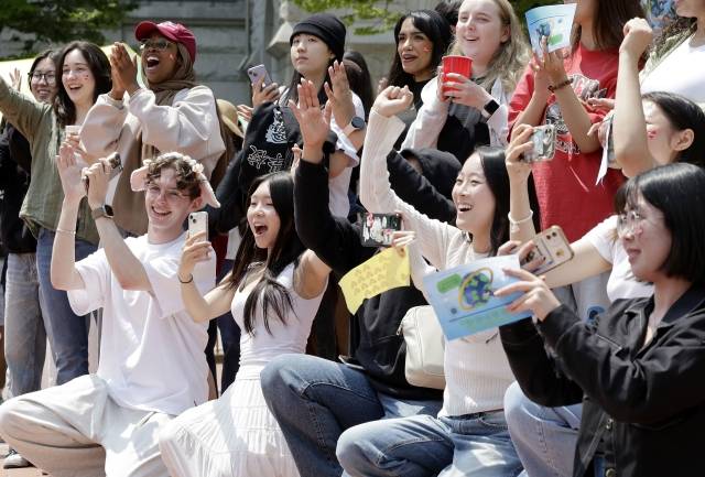 9일 서울 성북구 고려대학교 민주광장에서 열린 외국인 학생 축제에서 학생들이 공연을 관람하며 즐거워하고 있다. 연합뉴스.